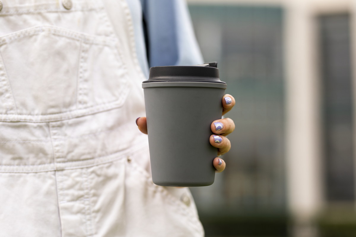BER HUG - termo flaške, posode in lončki za vsak trenutek reusable gray coffee mug for hot beverage