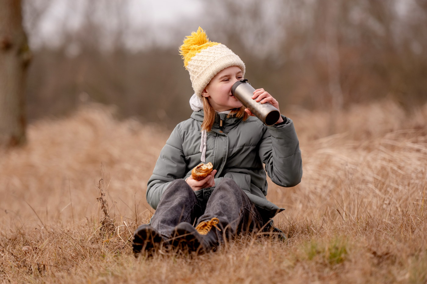 BER HUG - termo flaške, posode in lončki za vsak trenutek girl drinks tea from thermos in nature