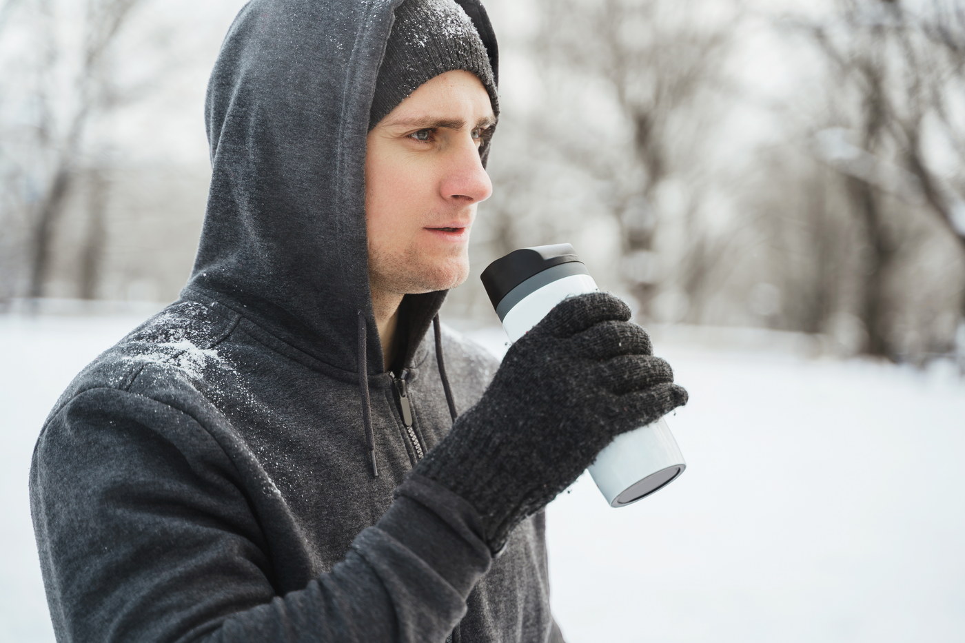 BER HUG - termo flaške, posode in lončki za vsak trenutek man athlete drinking from the thermal mug during snowy winter da