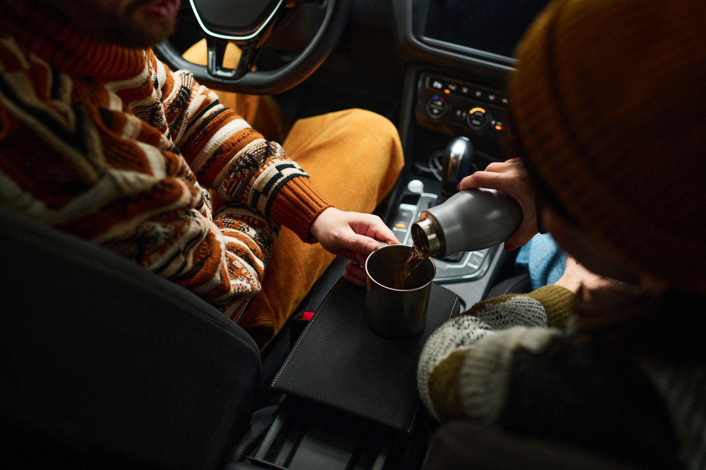 BER HUG - termo flaške, posode in lončki za vsak trenutek unrecognizable couple drinking tea in car