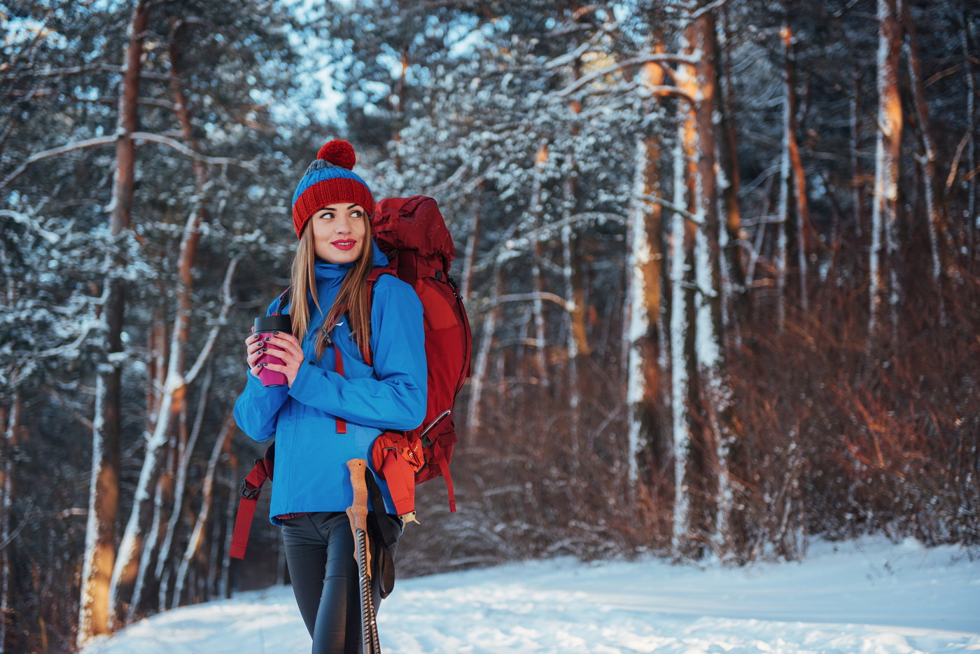 BER HUG - termo flaške, posode in lončki za vsak trenutek woman traveler with backpack hiking travel lifestyle adventure concept active vacations outdoor. beautiful landscape forest