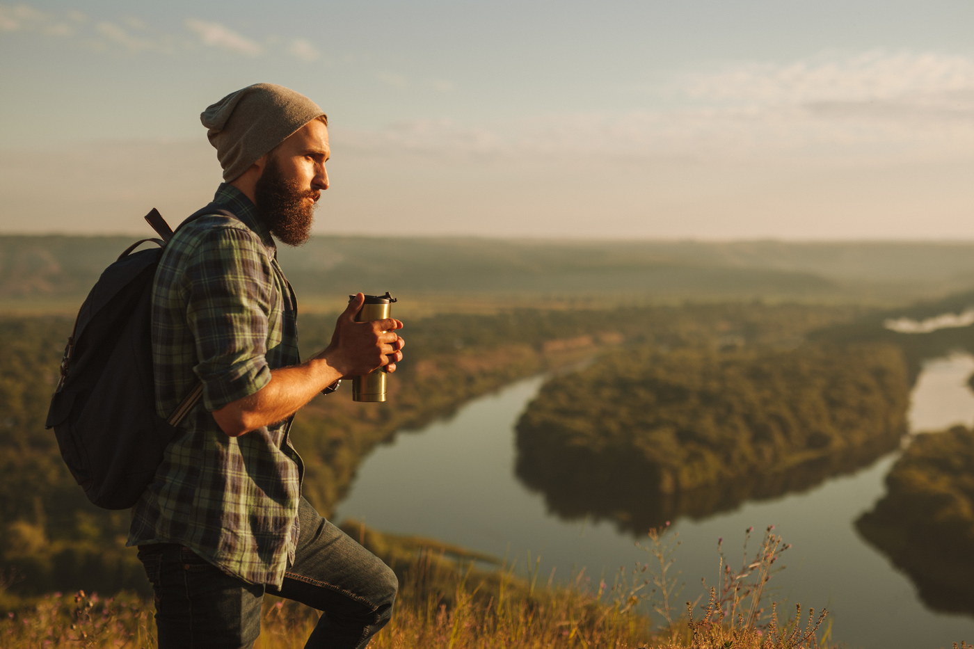 BER HUG - termo flaške, posode in lončki za vsak trenutek young male hiker with thermos admiring river and woods from mountain top during trekking